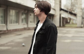 Финалист «Голоса» Георгий Русских спел песню девочке из панельного дома