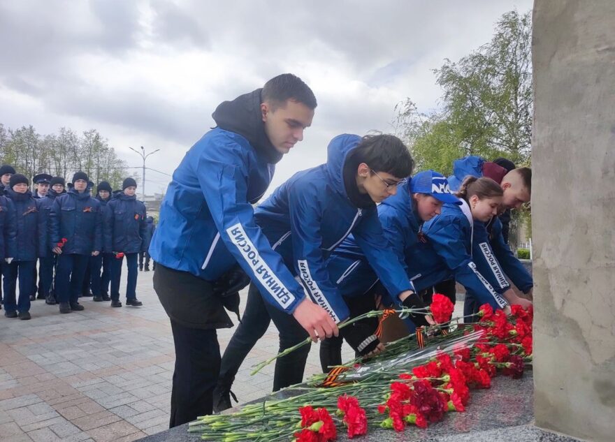 Представители «Единой России» возложили цветы к мемориалам города Твери