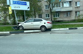 В Тверской области машина влетела в дорожный знак