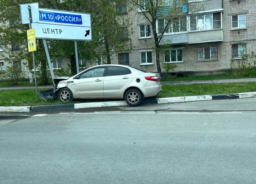 В Тверской области машина влетела в дорожный знак
