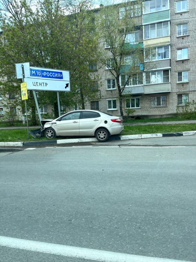 В Тверской области машина влетела в дорожный знак