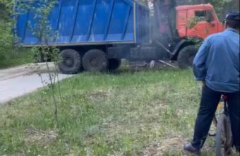 Жители Тверской области развернули грузовик с мусором Жители Тверской области развернули грузовик с мусором