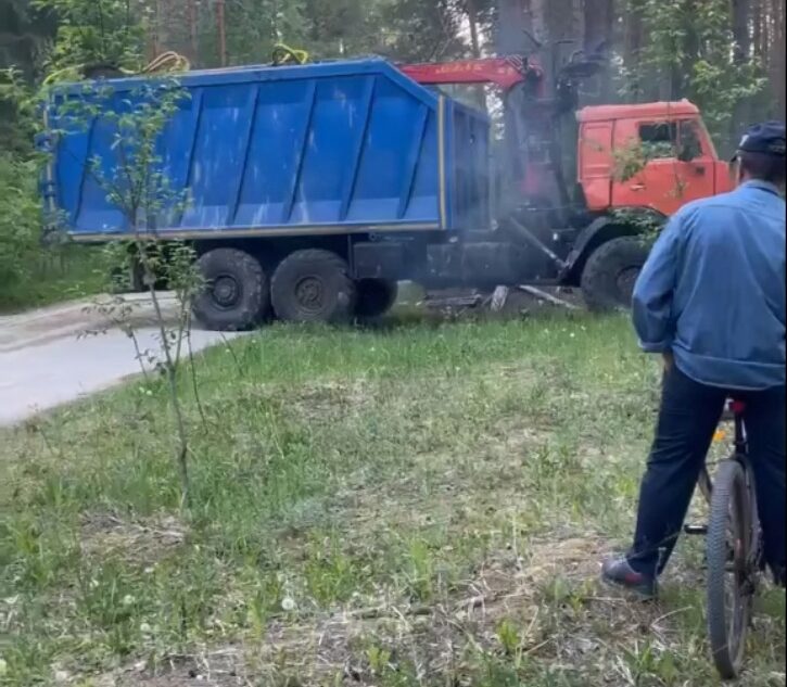 Жители Тверской области развернули грузовик с мусором