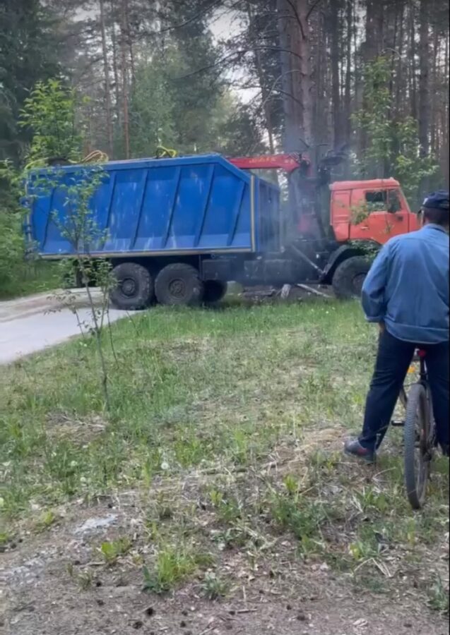 Жители Тверской области развернули грузовик с мусором
