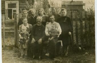 Жителей Тверской области просят узнать на фотографиях земляков и место съемки  