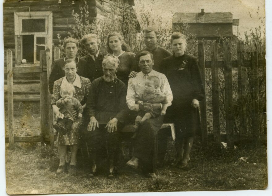 Жителей Тверской области просят узнать на фотографиях земляков и место съемки  