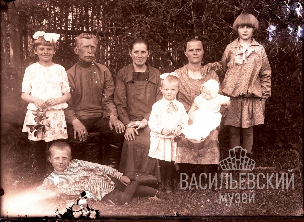 Жителей Тверской области просят узнать своих родственников на старых фотографиях