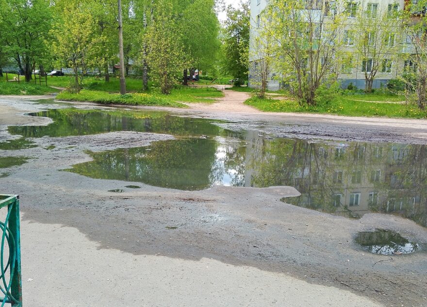 Канализационная вода заполнила улицу в Тверской области