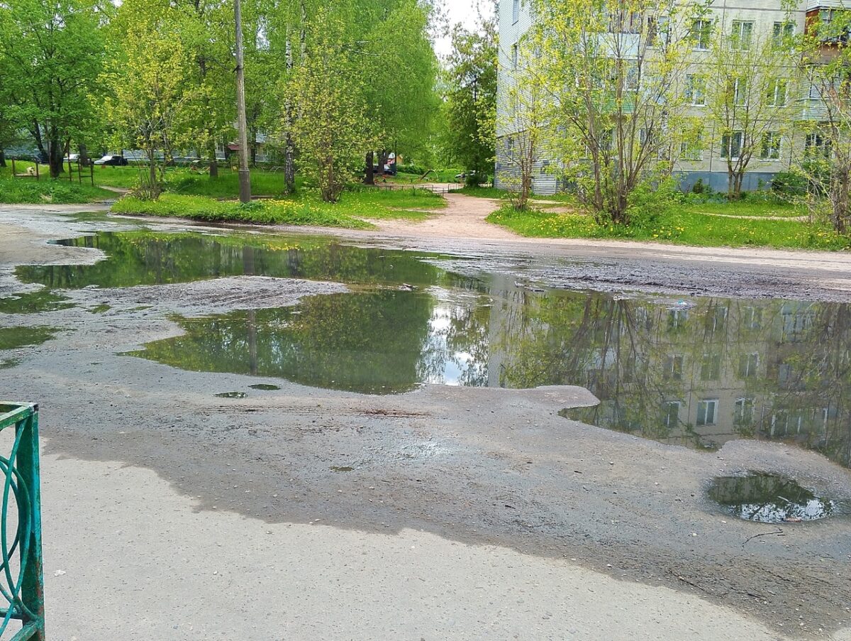 Канализационная вода заполнила улицу в Тверской области