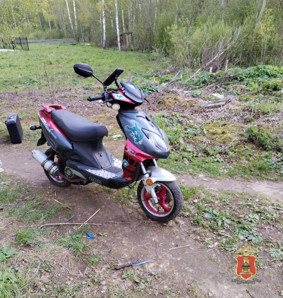 В Тверской области мужчина пытался завести угнанный скутер кухонным ножом