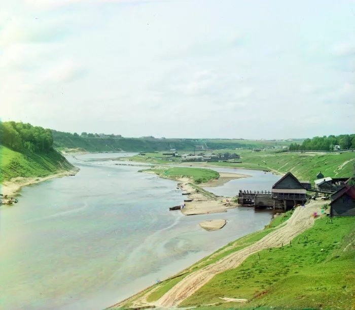 В Тверской области под водой в Волге больше века стоят столбы