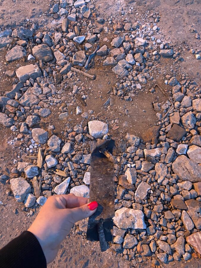 В Тверской области ямы на дороге заделали кусками железа