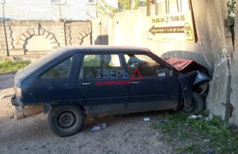 В Твери водитель "припарковался" в бетонную стену