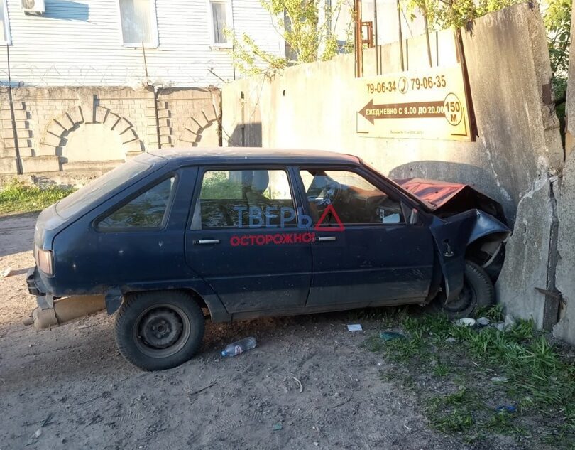 В Твери водитель "припарковался" в бетонную стену