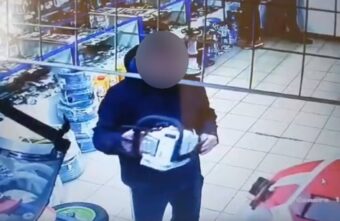 В Тверской области мужчина нагло украл из магазина бензопилу В Тверской области мужчина нагло украл из магазина бензопилу