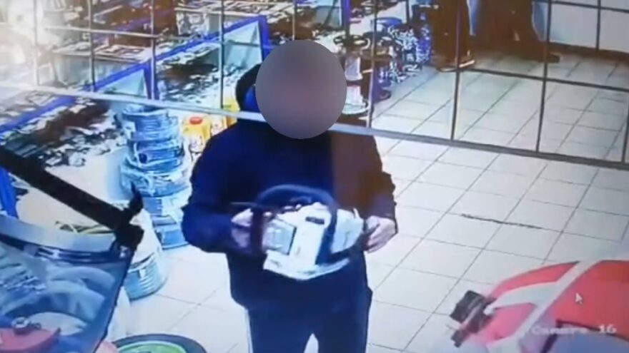 В Тверской области мужчина нагло украл из магазина бензопилу