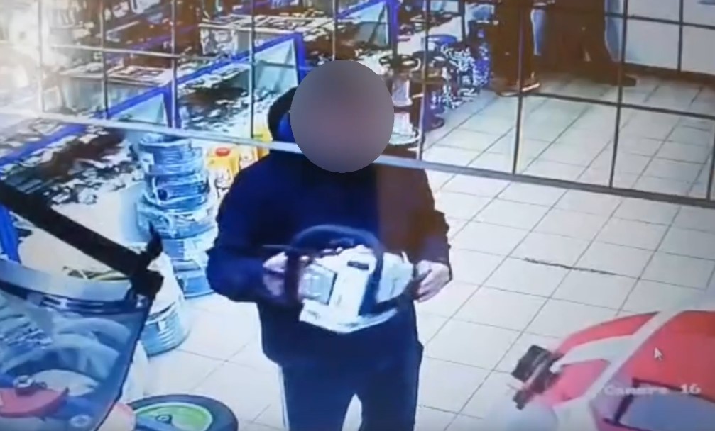 В Тверской области мужчина нагло украл из магазина бензопилу