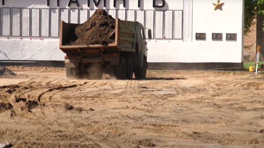 В городе Тверской области капитально ремонтируют мемориал