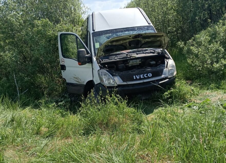 Пассажирский микроавтобус вылетел в кювет в Тверской области