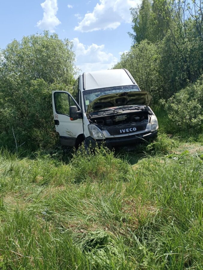 Пассажирский микроавтобус вылетел в кювет в Тверской области