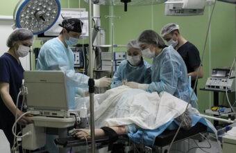 Врачи провели неотложную операцию ребёнку в утробе матери из Тверской области