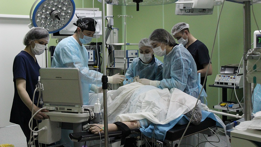 Врачи провели неотложную операцию ребёнку в утробе матери из Тверской области