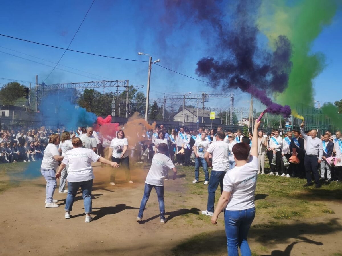 Глава Лихославльского округа обратилась к выпускникам школ