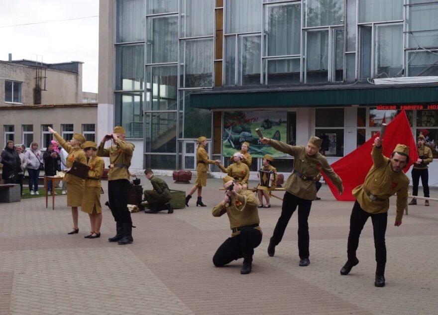 Театрализованный концерт показали на улице в Тверской области