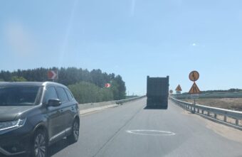 Меры приняты: провал асфальта на новой эстакаде под Тверью обвели мелом в кружок