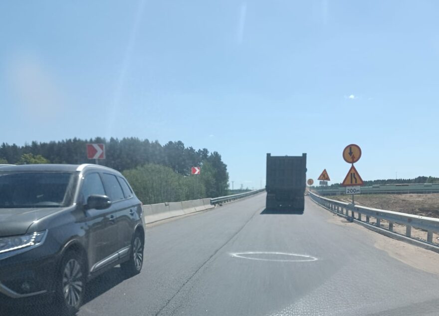 Меры приняты: провал асфальта на новой эстакаде под Тверью обвели мелом в кружок