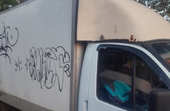 В Твери хулиганы полгода разрисовывают одну и ту же машину