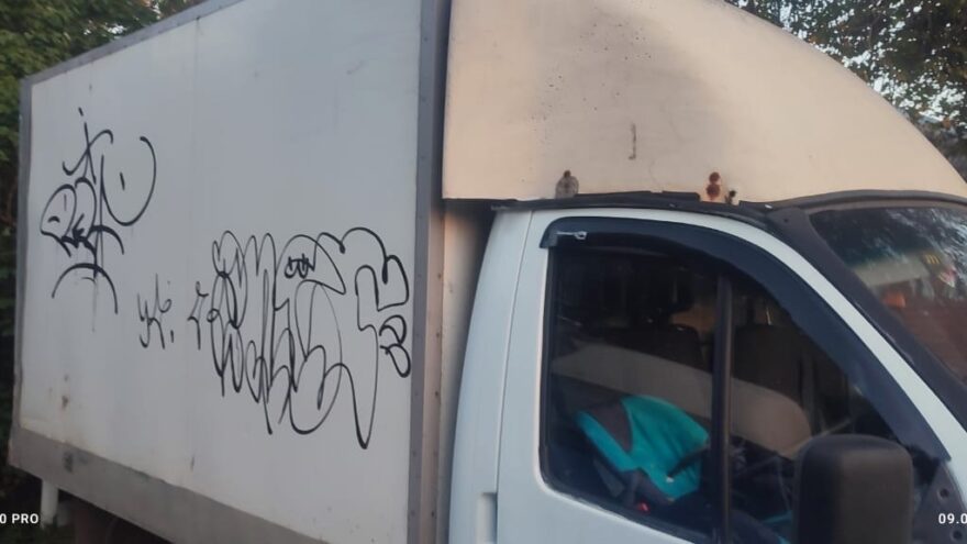 В Твери хулиганы полгода разрисовывают одну и ту же машину