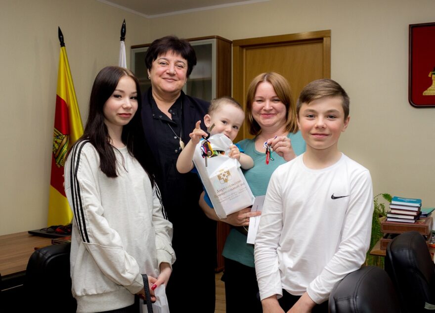 Многодетная семья из Тверской области получила ключи от квартиры