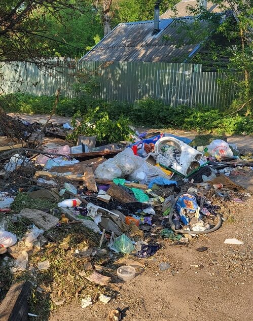 Жители Вышнего Волочка жалуются на свалку посреди улицы