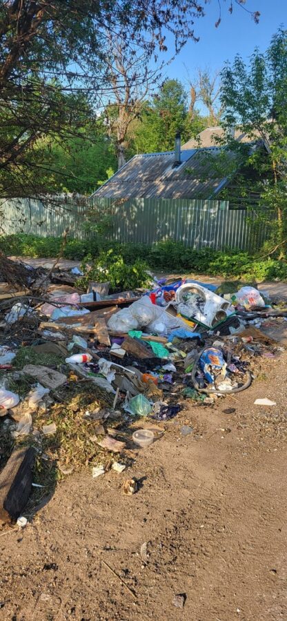 Жители Вышнего Волочка жалуются на свалку посреди улицы