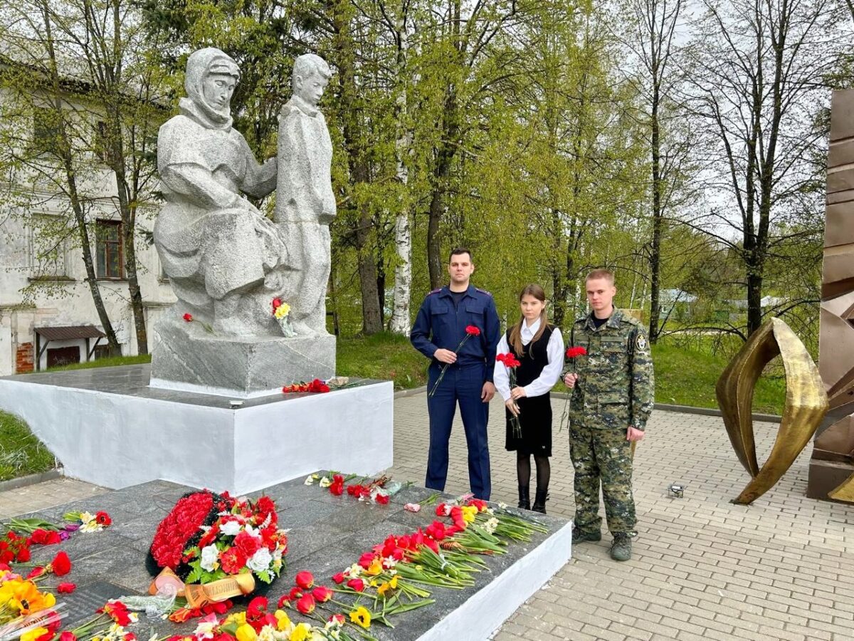 В День Победы сотрудники следственных отделов возложили цветы к монументам Воинской Славы, Вечному огню и мемориалам павших воинов
