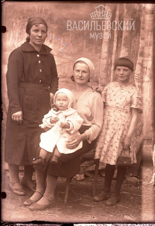 Жителей Тверской области просят узнать своих родственников на старых фотографиях