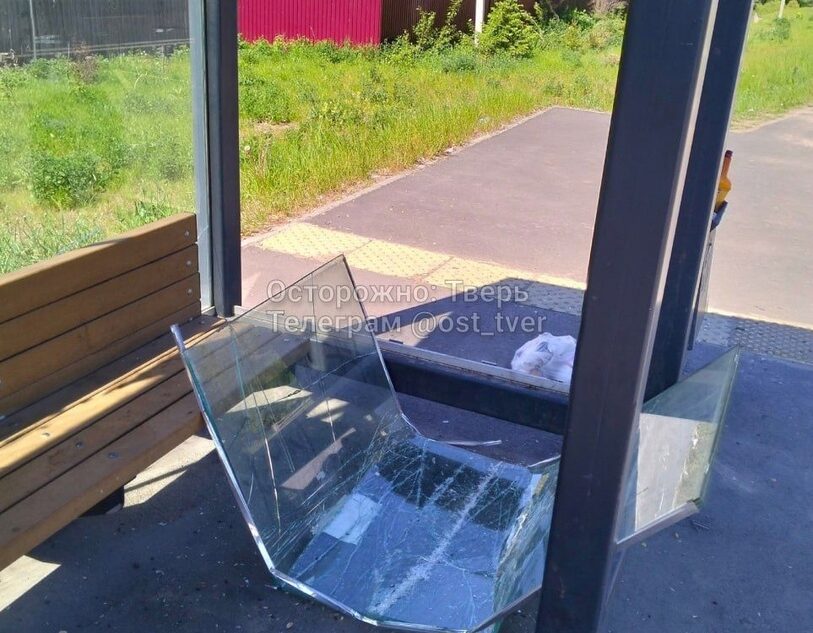 В Твери вандалы сломали автобусную остановку