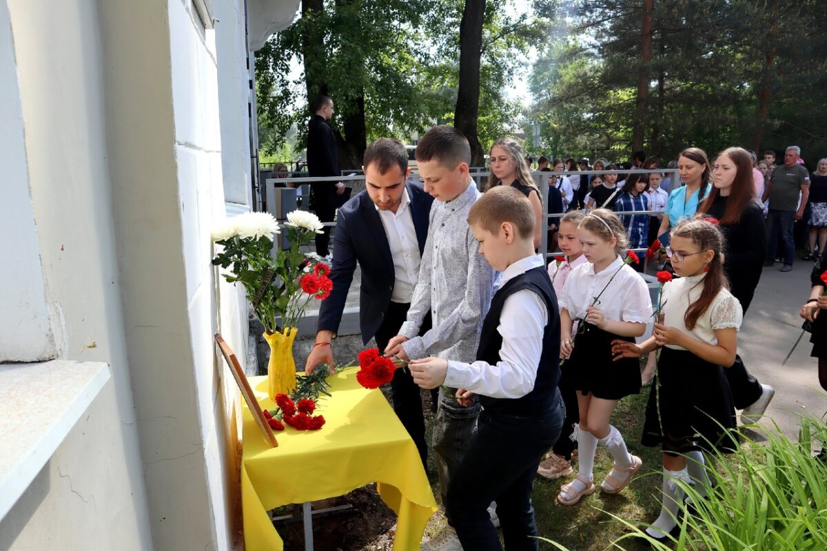 В Тверской области торжественно открыли мемориальную доску герою СВО