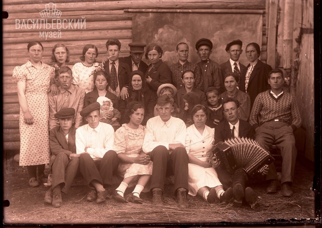 Жителей Тверской области просят узнать своих родственников на старых фотографиях