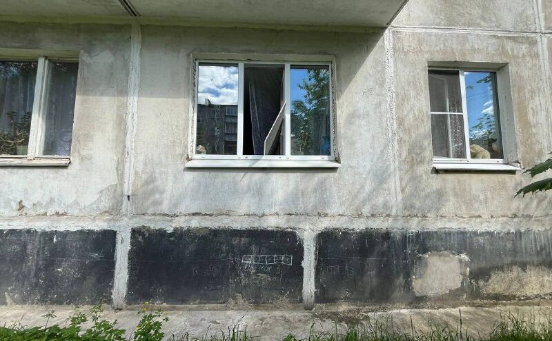 В Тверской области двухлетний ребёнок выпал из окна квартиры