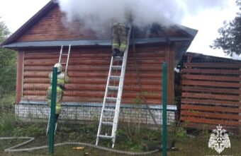 В Тверской области потушили загоревшуюся баню