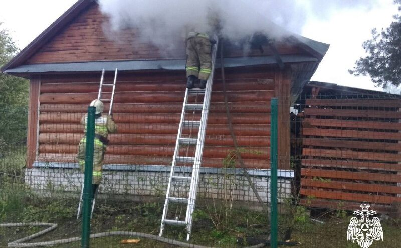 В Тверской области потушили загоревшуюся баню
