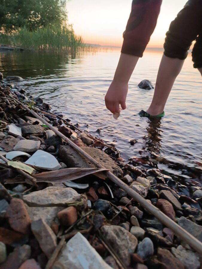 Волжская вода выносит остатки затопленного города в Тверской области