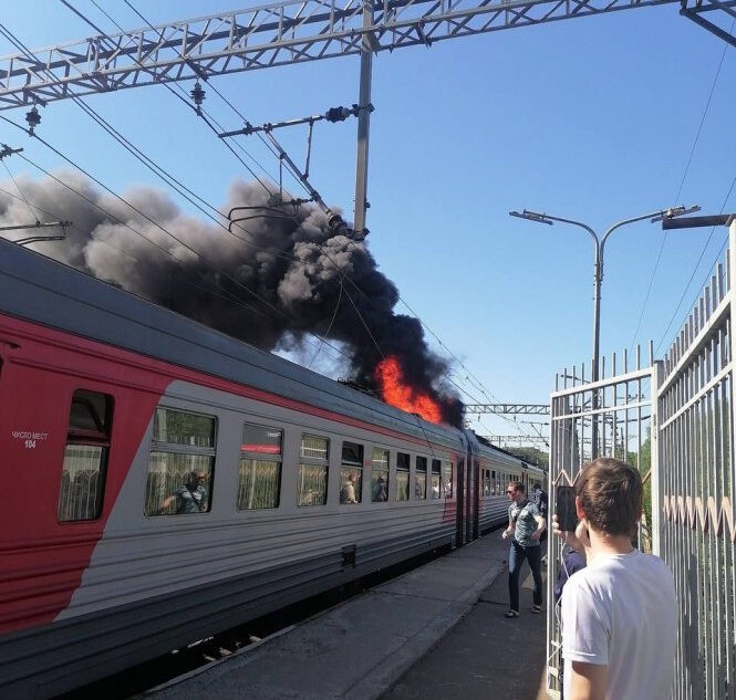 Из-за загоревшейся в Московской области тверской электрички отменяются поезда