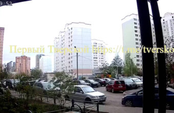 В Твери мужчина открыл стрельбу во дворе дома