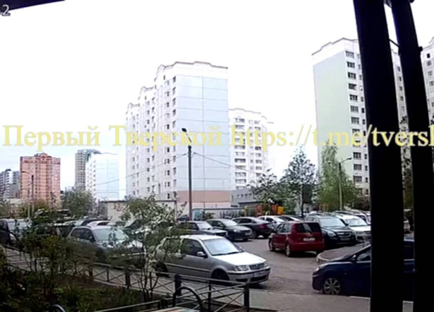 В Твери мужчина открыл стрельбу во дворе дома