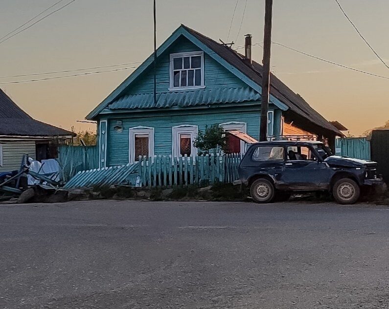 Ночью в Тверской области столкнулись легковушка и лесовоз