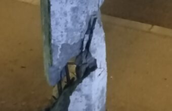 В городе Тверской области фонарный столб может обрушиться на людей