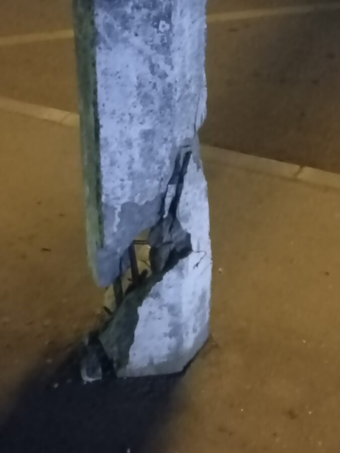 В городе Тверской области фонарный столб может обрушиться на людей